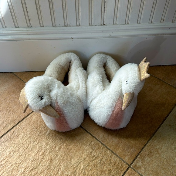 CUTEST SWAN SLIPPERS! Size 5-6 Women, no tags. Fluffy fleece inside. Washable! - Picture 1 of 6